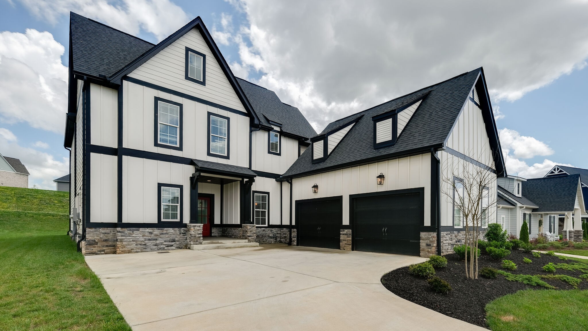 779 Plowson Road Mount Juliet, TN 37122 - Photo 2 of 44 a front view of a house with garden