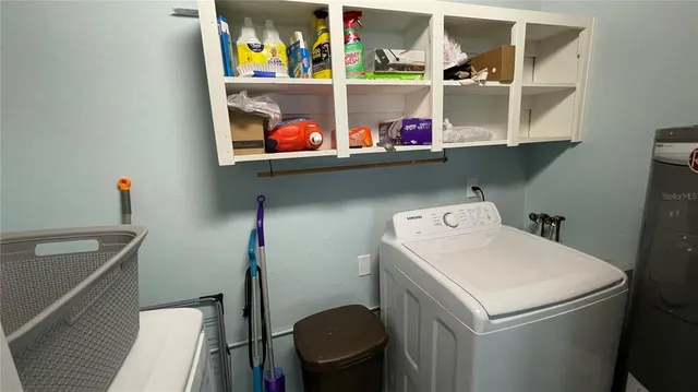 a view of a backyard