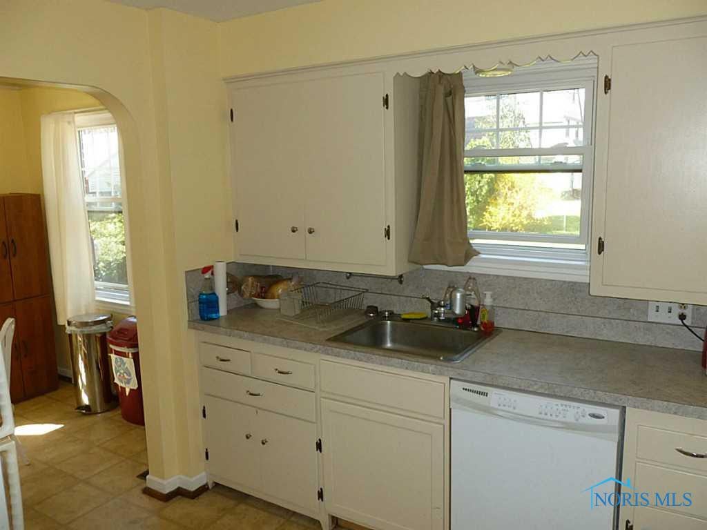 2319 Goddard Road Toledo, OH 43606 - Photo 6 of 11 Kitchen.