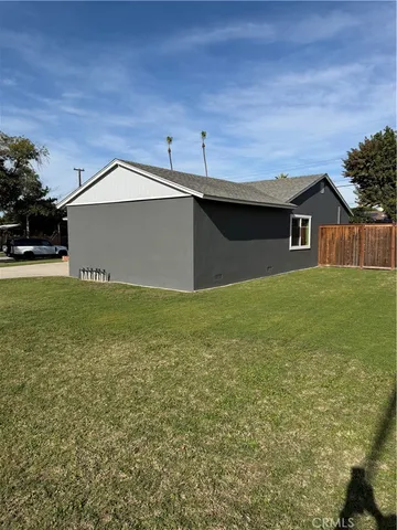 a view of a house with a backyard
