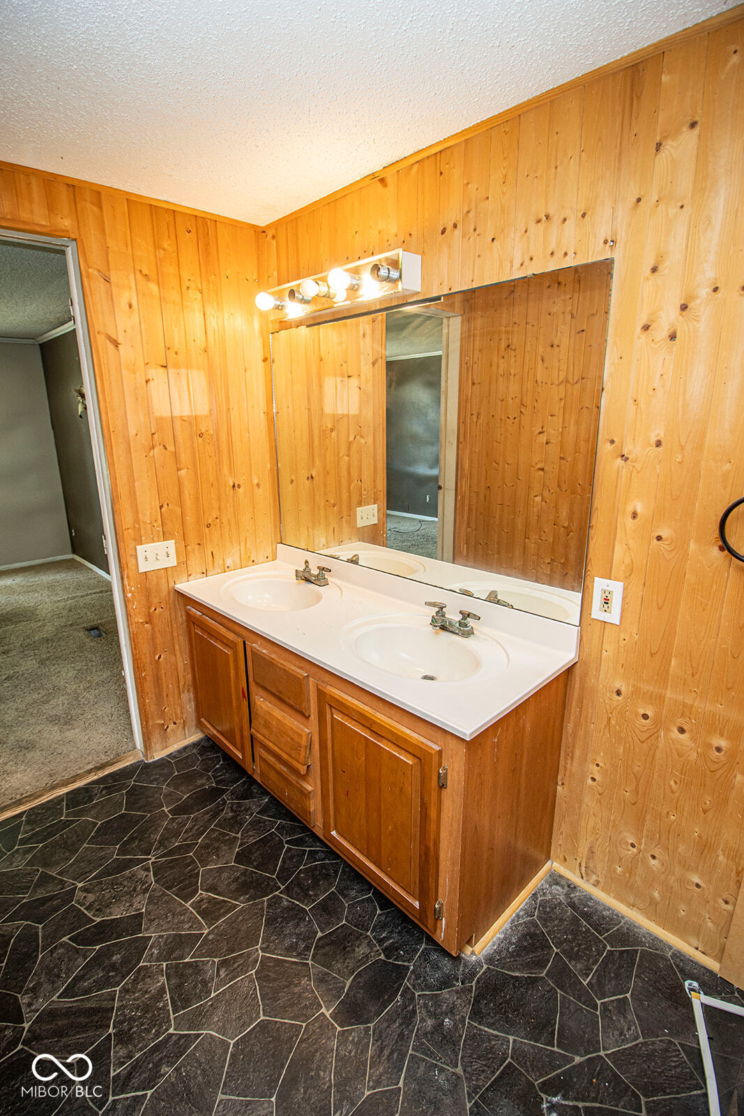 825 Rockshire Court Gas City, IN 46933 - Photo 14 of 41