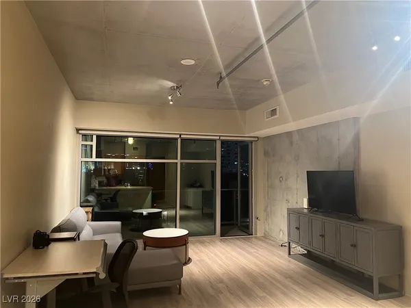 $1,850 | 353 East Bonneville Avenue, Unit 811, Las Vegas, NV 89101