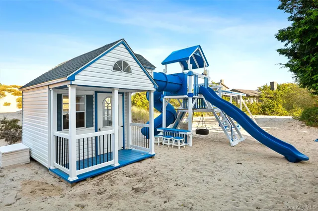 a view of a tennis court