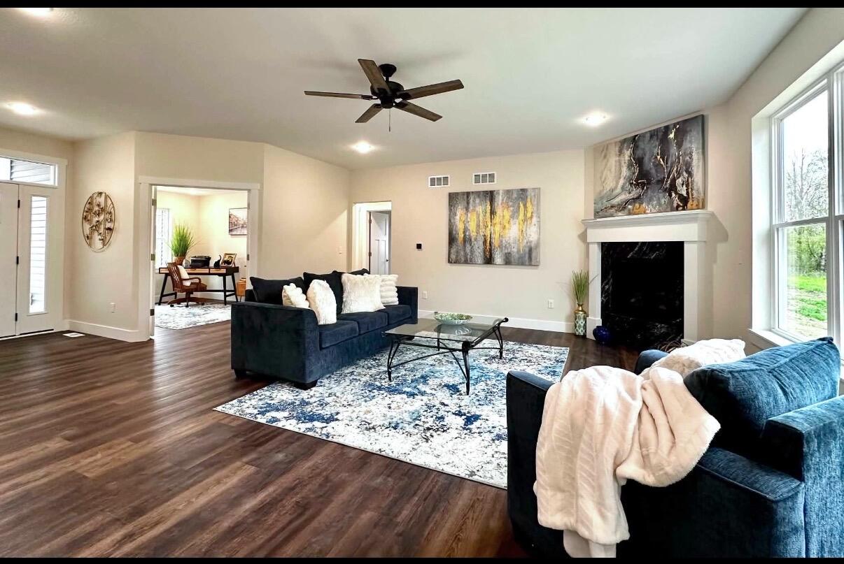 4801 Piper Lane Mount Pleasant, WI 53403 - Photo 2 of 18 Living area