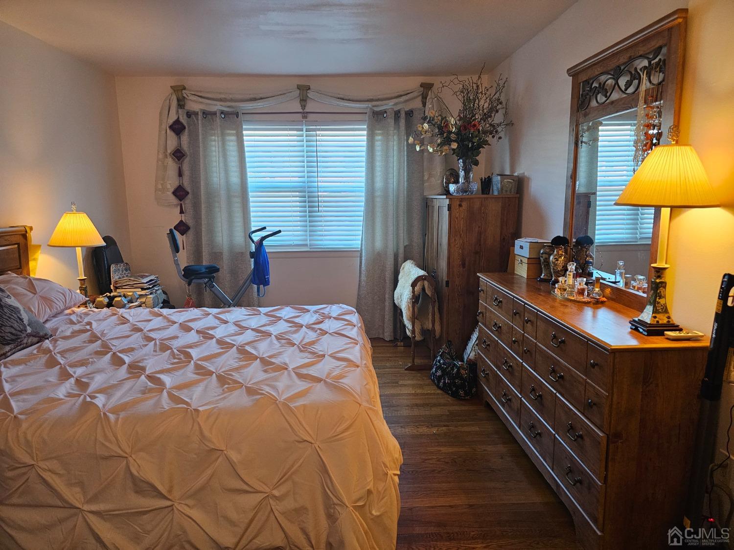 183 Evergreen Road, Unit 6A Edison, NJ 08837 - Photo 15 of 23 a bedroom with a bed dresser and a lamp