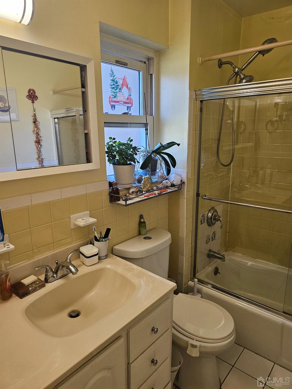 183 Evergreen Road, Unit 6A Edison, NJ 08837 - Photo 20 of 23 a bathroom with a sink mirror toilet and bathtub