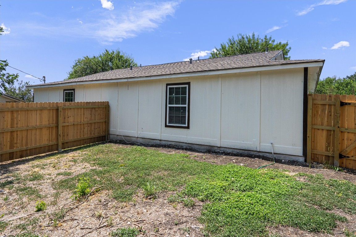 520 Lenora Drive, Unit A Taylor, TX 76574 - Photo 23 of 24 a backyard of a house