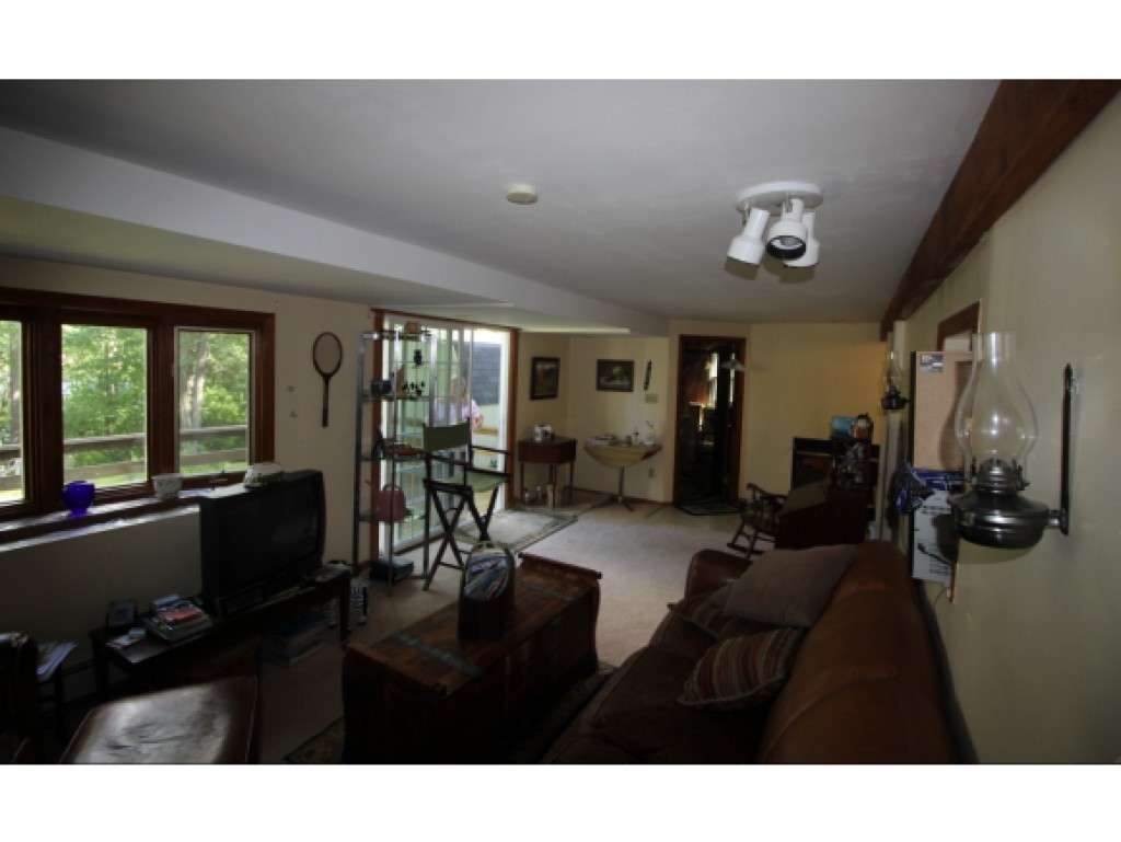 578 Corning Road Manchester, NH 03109 - Photo 7 of 16 Gallery Image 7
