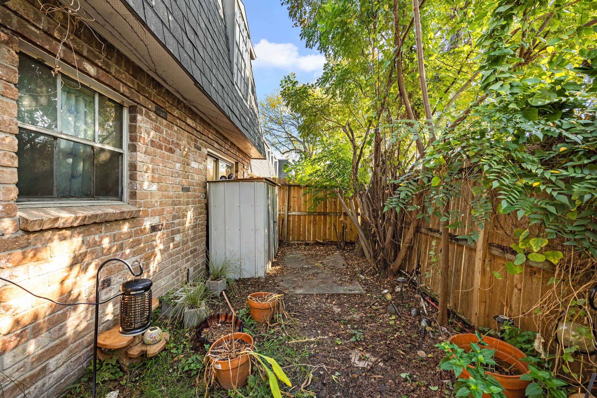 9023 Gaylord Drive, Unit 101 Houston, TX 77024 - Photo 15 of 23 a backyard of a house with lots of green space