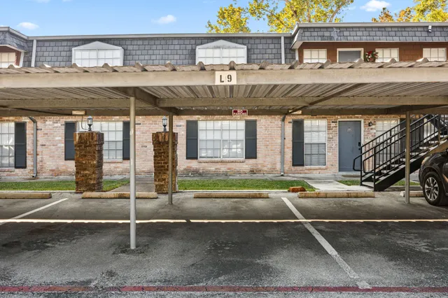 a house view with a outdoor space
