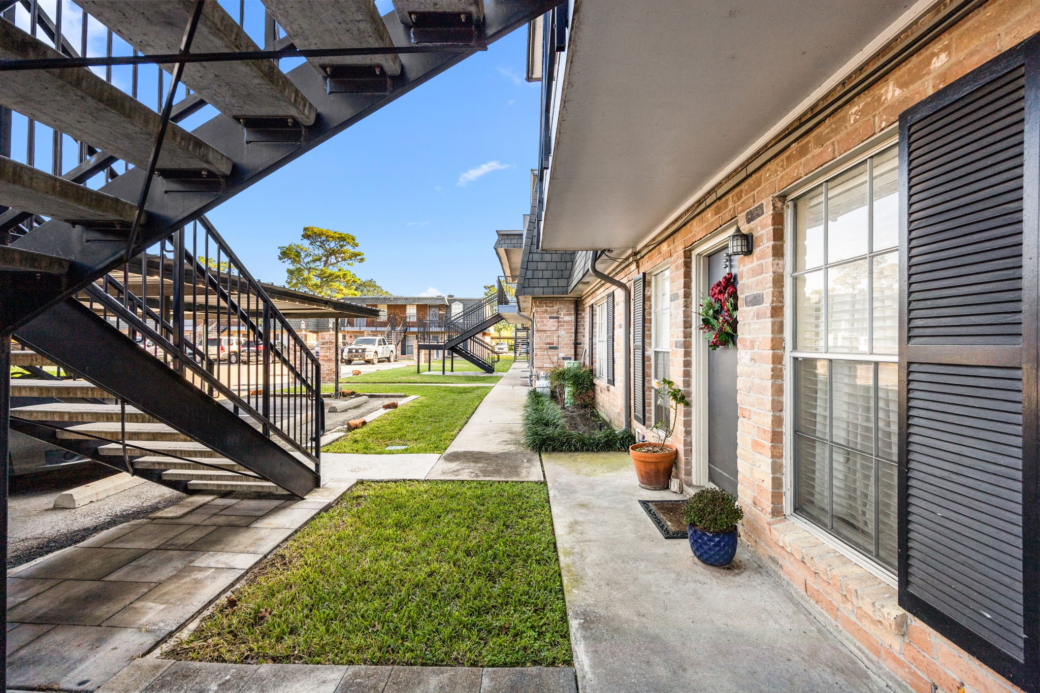 9023 Gaylord Drive, Unit 101 Houston, TX 77024 - Photo 20 of 23 a view of an chairs and door in the balcony