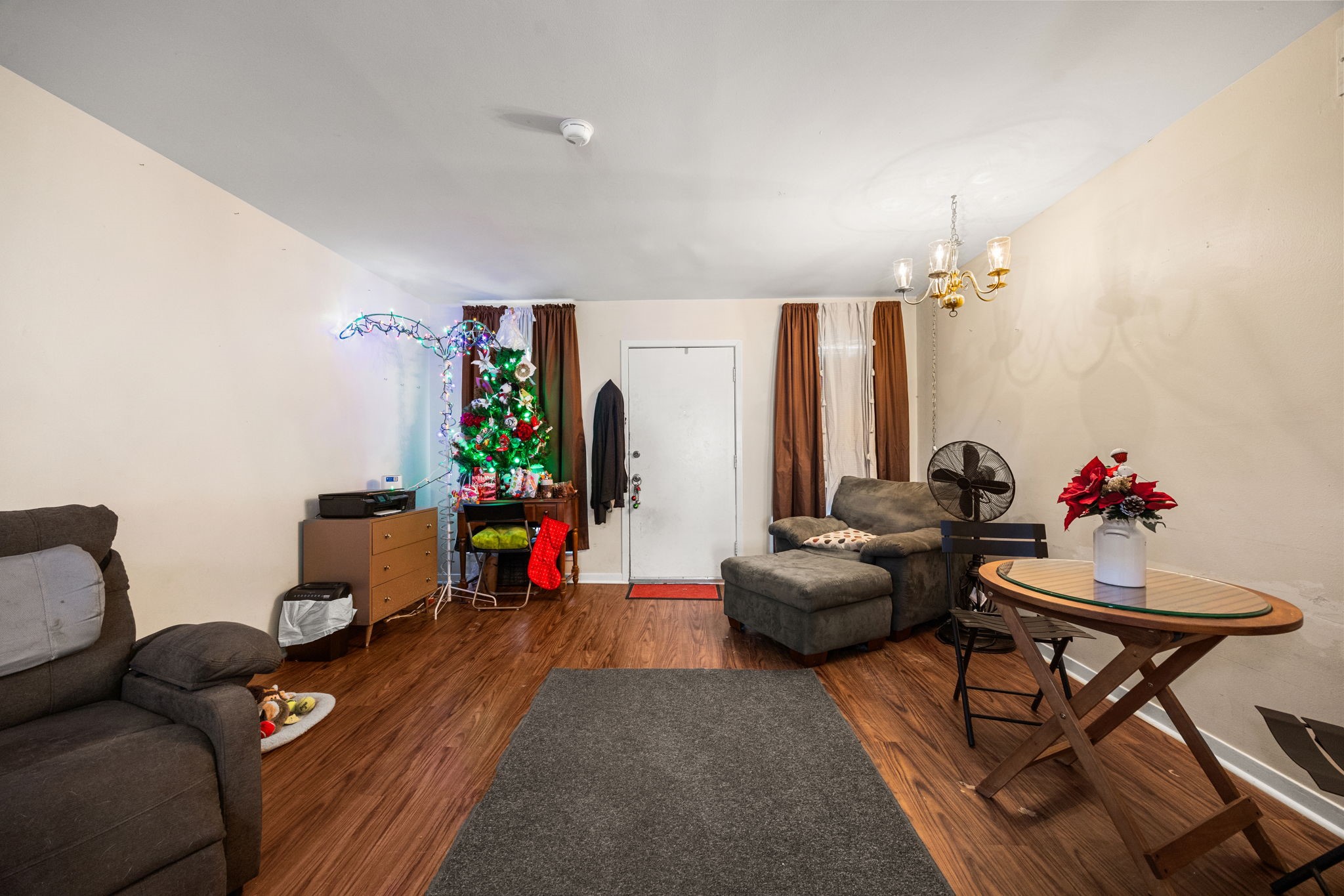 9023 Gaylord Drive, Unit 101 Houston, TX 77024 - Photo 7 of 23 a living room with furniture and a flat screen tv