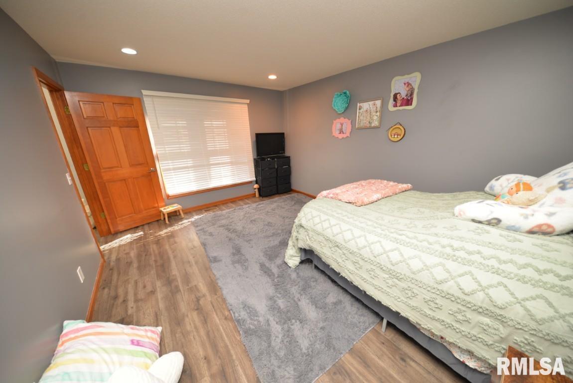 501 Cardinal Drive Mount Vernon, IL 62864 - Photo 21 of 57 a bedroom with a bed and a window