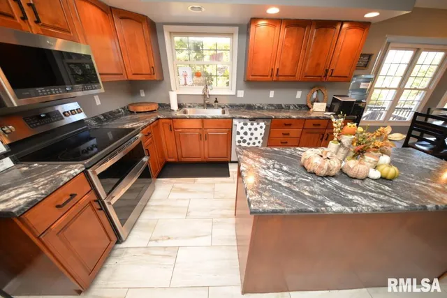 $415,000 | 501 Cardinal Drive, Mount Vernon, IL 62864