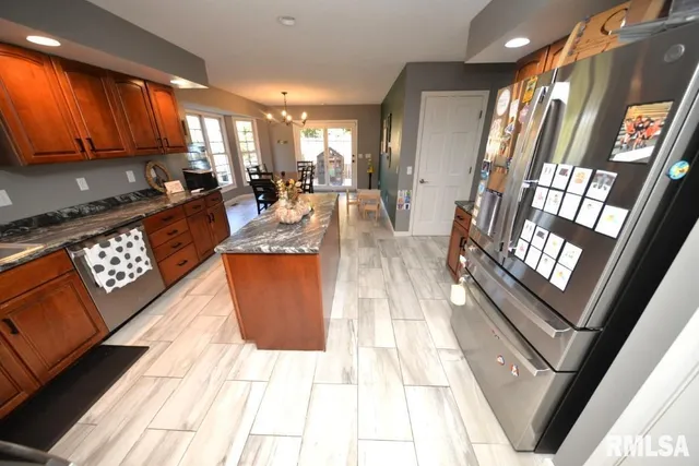 $415,000 | 501 Cardinal Drive, Mount Vernon, IL 62864