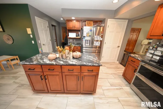 $415,000 | 501 Cardinal Drive, Mount Vernon, IL 62864