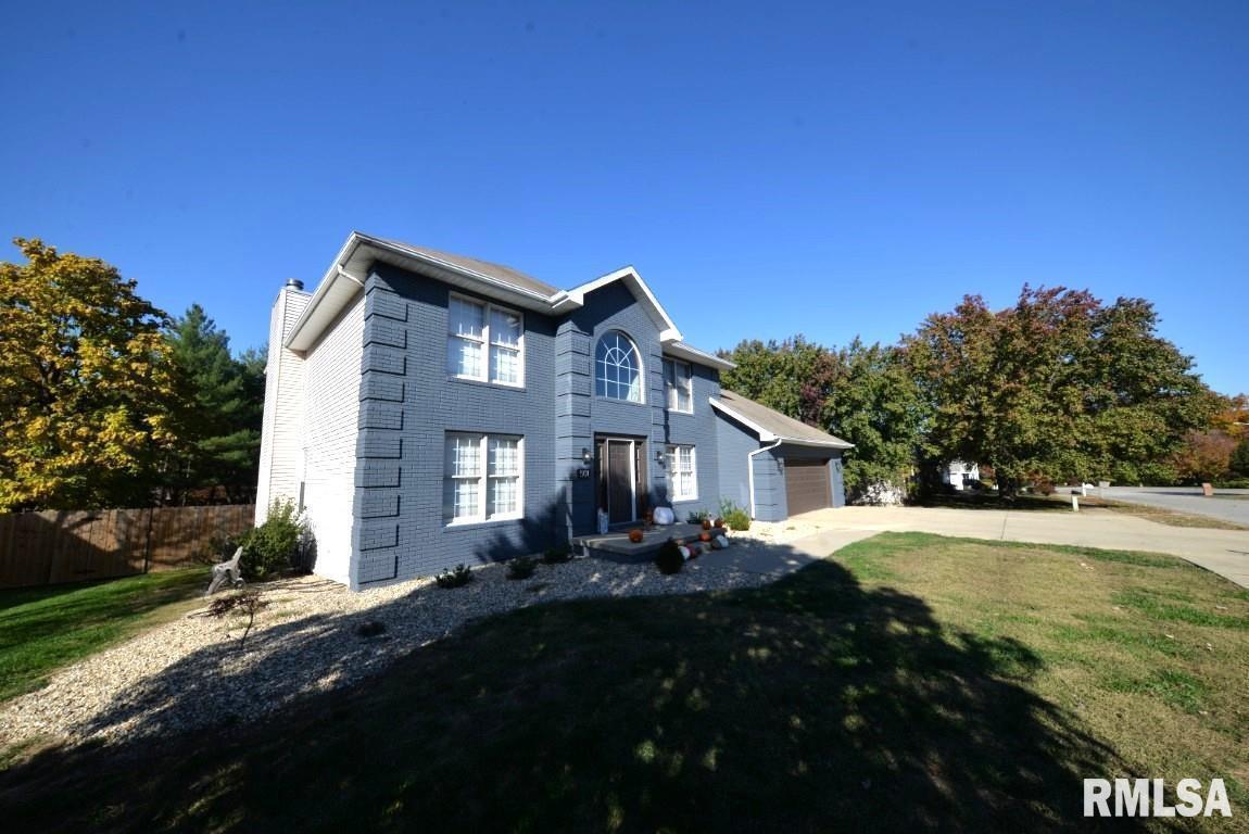 501 Cardinal Drive Mount Vernon, IL 62864 - Photo 4 of 57 a front view of a house with a yard