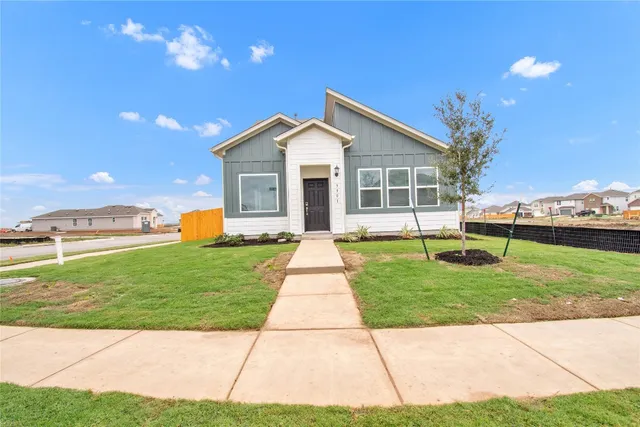 a view of a front of house with a yard
