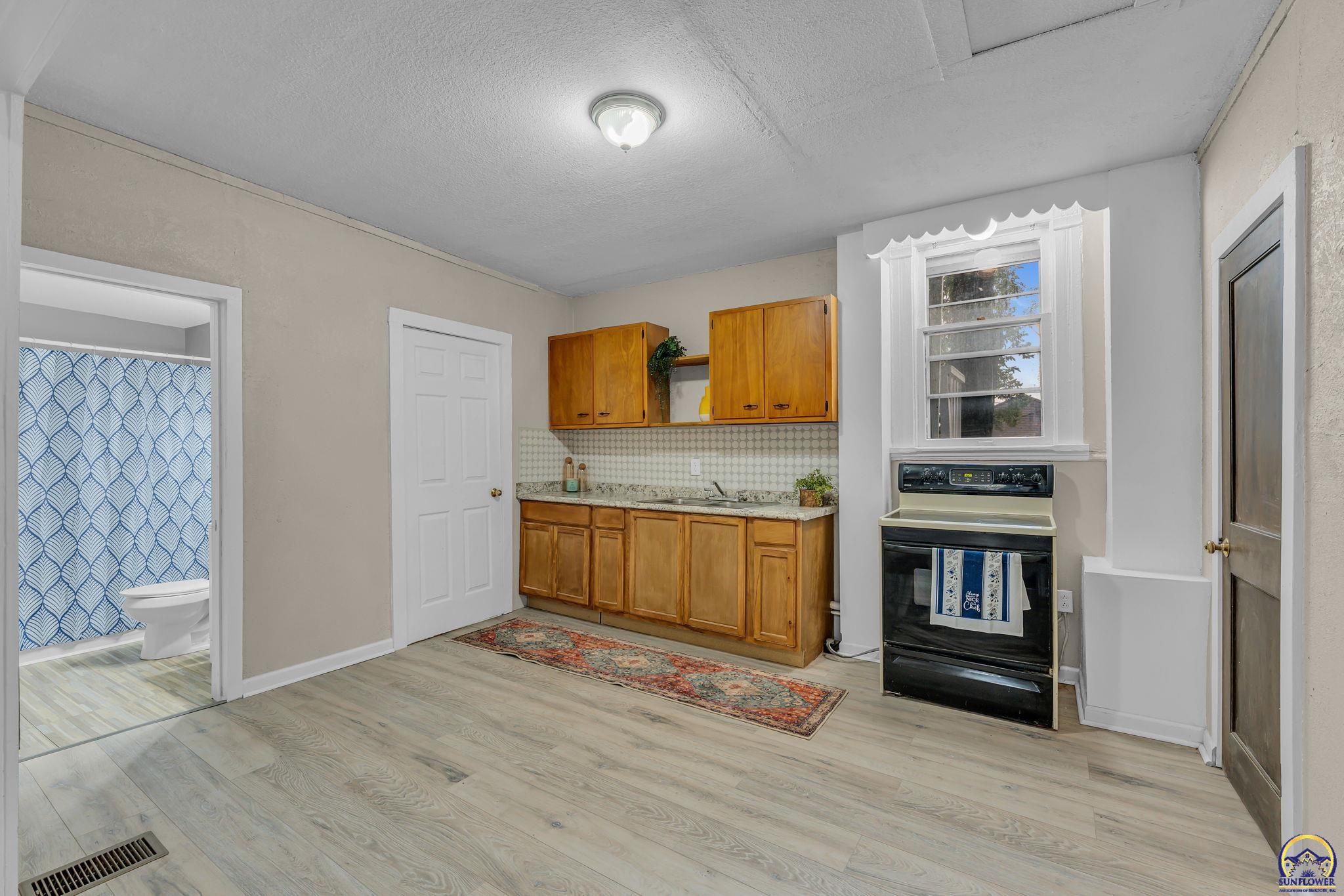 731 Southwest Lincoln Street Topeka, KS 66606 - Photo 7 of 28