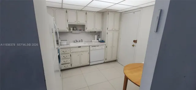 $2,500 | 1985 South Ocean Drive, Unit 15H, Hallandale Beach, FL 33009