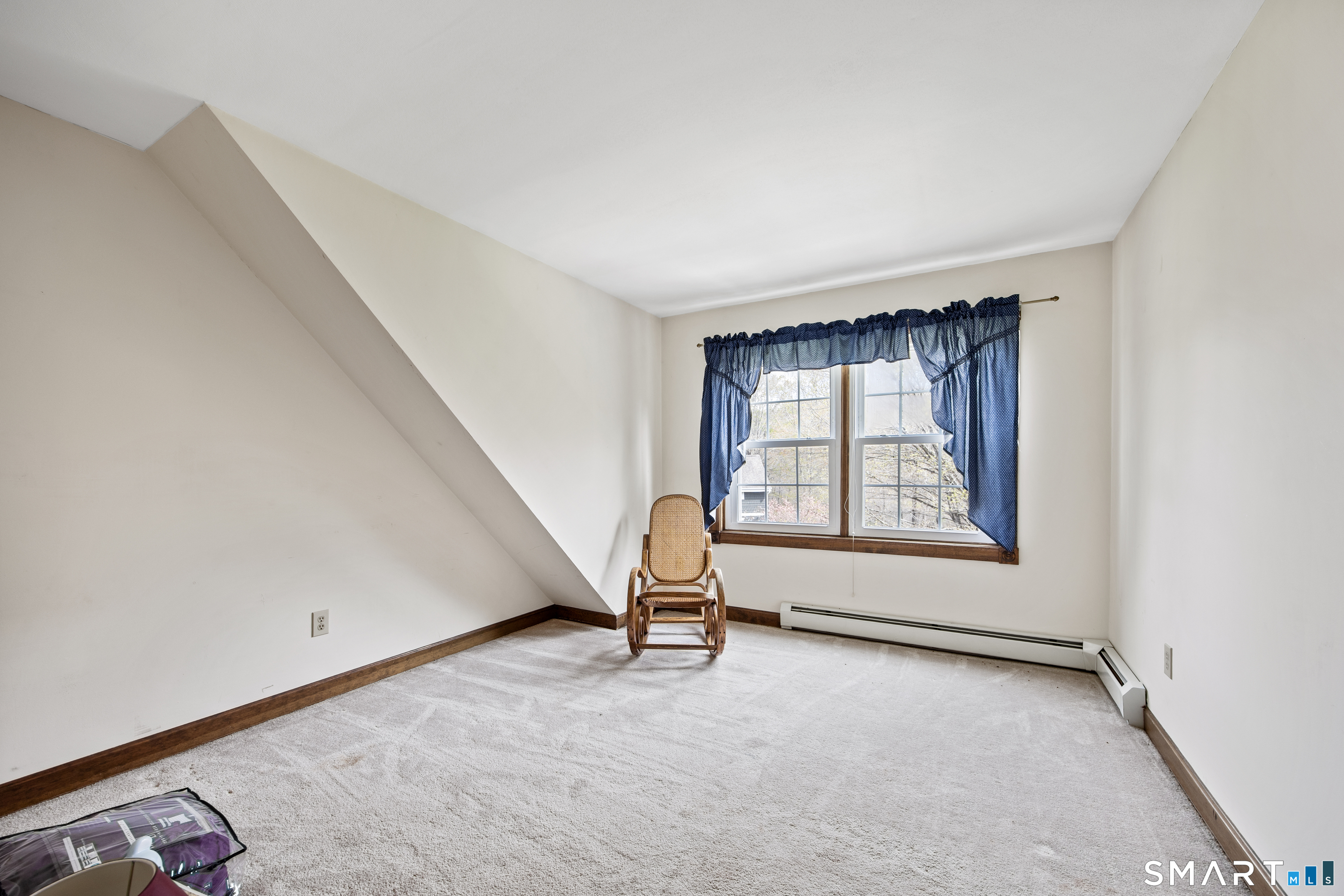 105 Quaker Farms Road Southbury, CT 06488 - Photo 31 of 40 an empty room with a window