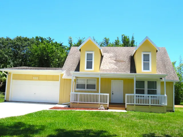 a view of front of house with a yard