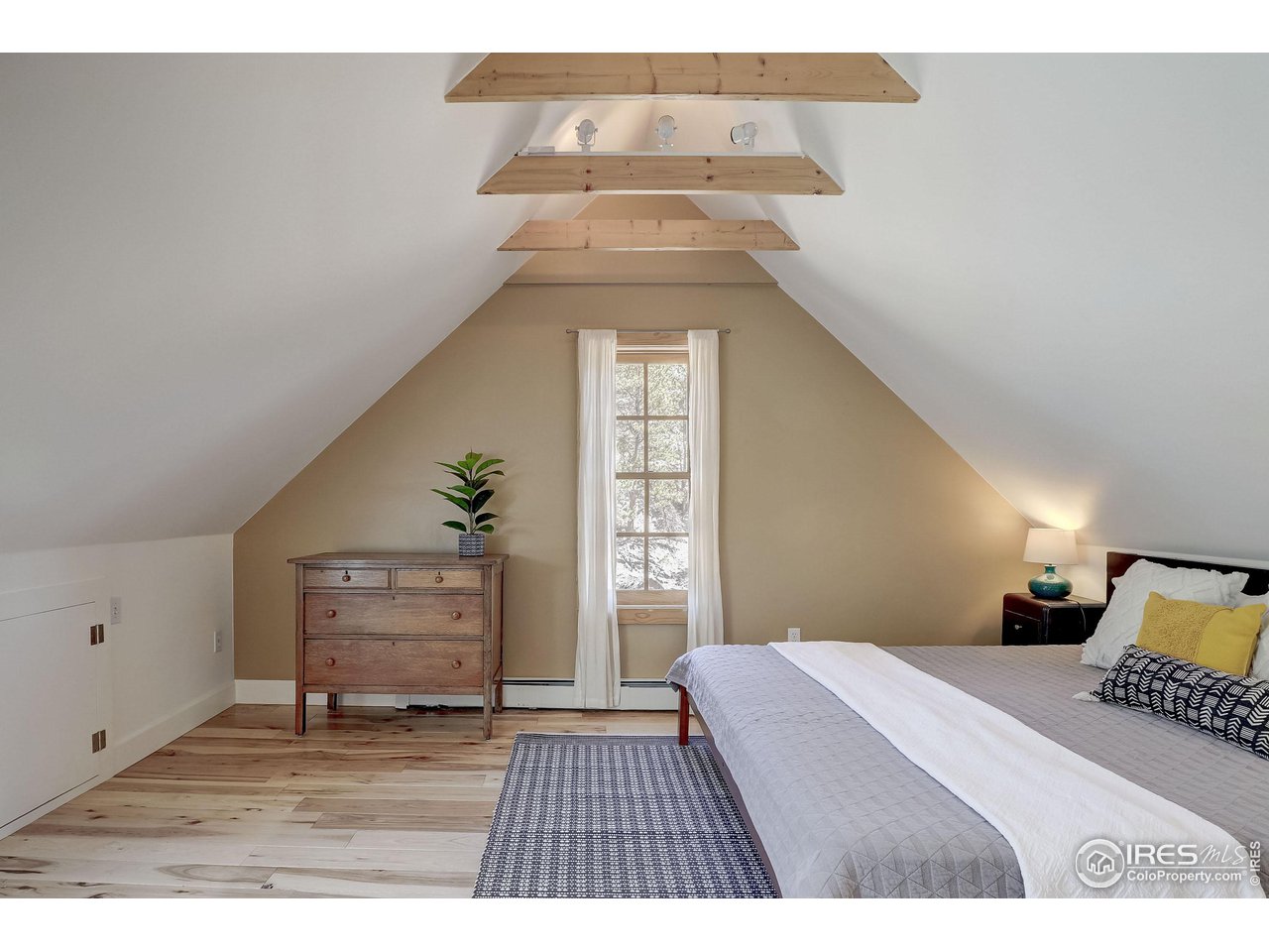 811 County Road 83 Boulder, CO 80302 - Photo 16 of 38 a living room with a bed furniture and a window