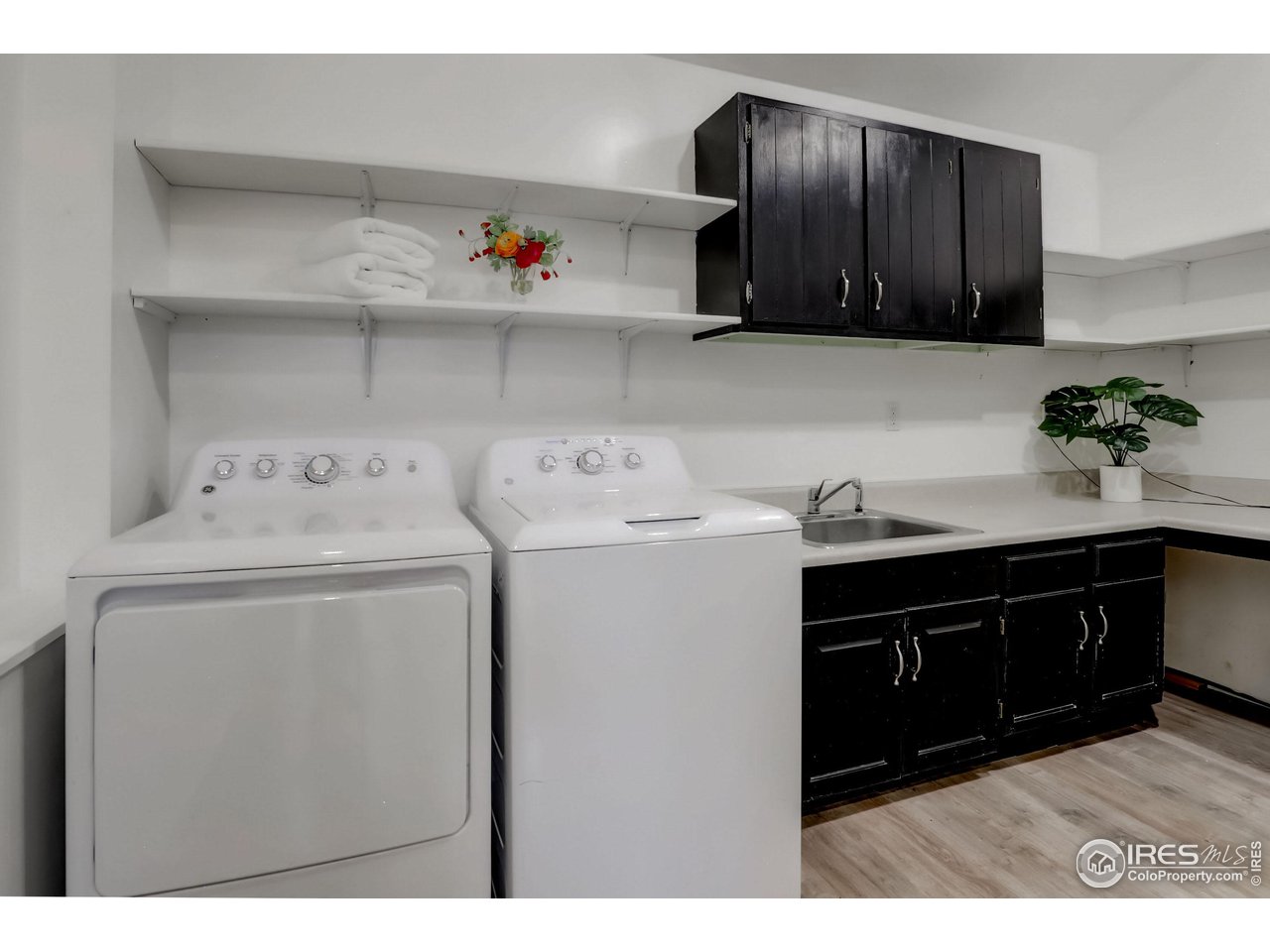 811 County Road 83 Boulder, CO 80302 - Photo 26 of 38 a utility room with dryer and washer
