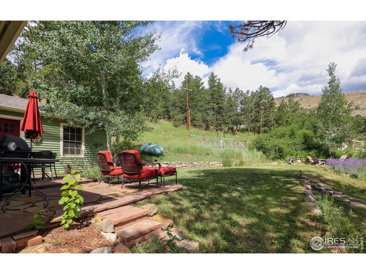 811 County Road 83 Boulder, CO 80302 - Photo 30 of 38 a backyard of a house with table and chairs