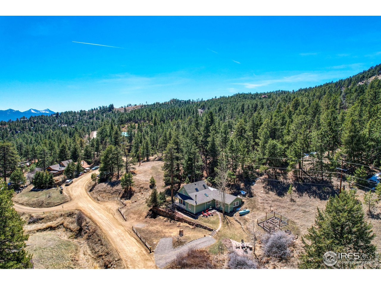 811 County Road 83 Boulder, CO 80302 - Photo 4 of 38 a view of a backyard with sitting area