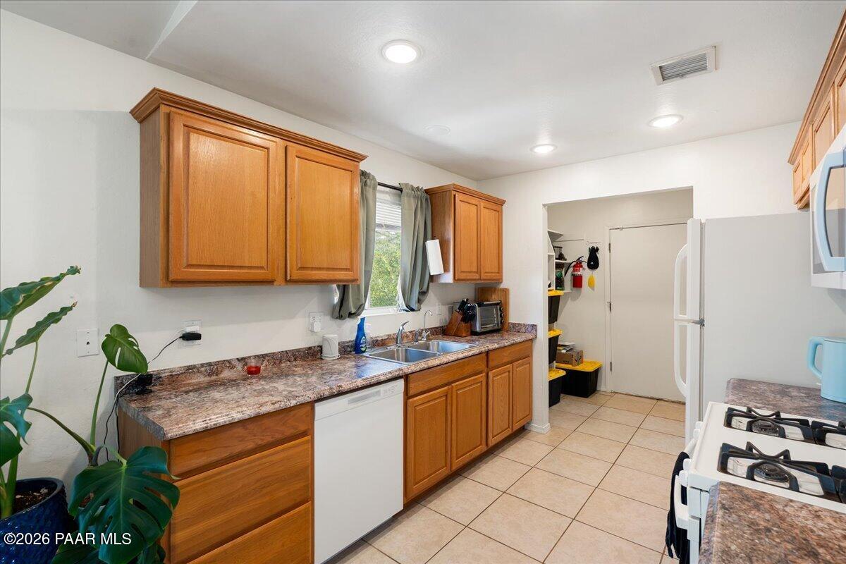 5291 North Robert Road Prescott Valley, AZ 86314 - Photo 11 of 31 Kitchen