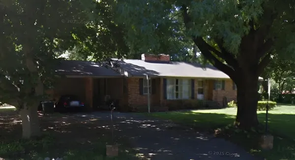 a view of a house with yard and tree s