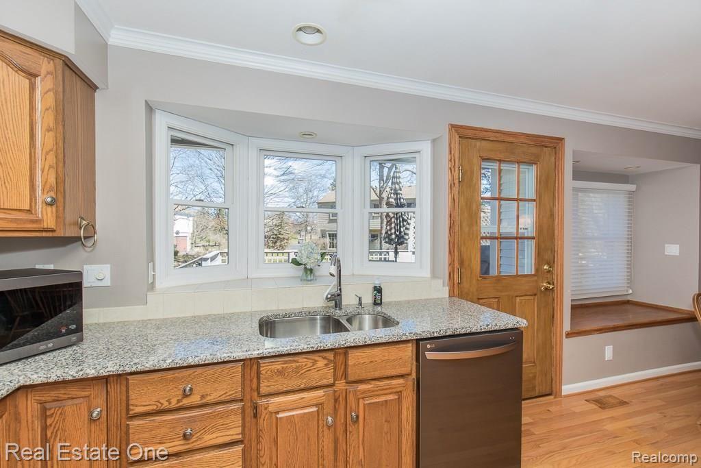 1352 Chestnut Lane Rochester Hills, MI 48309 - Photo 10 of 35