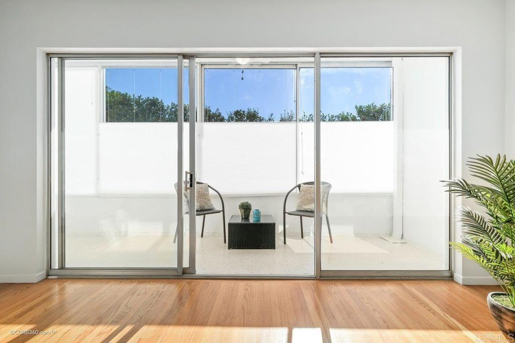 2352 Torrey Pines Road, Unit 1 La Jolla, CA 92037 - Photo 13 of 37 a view of a living room