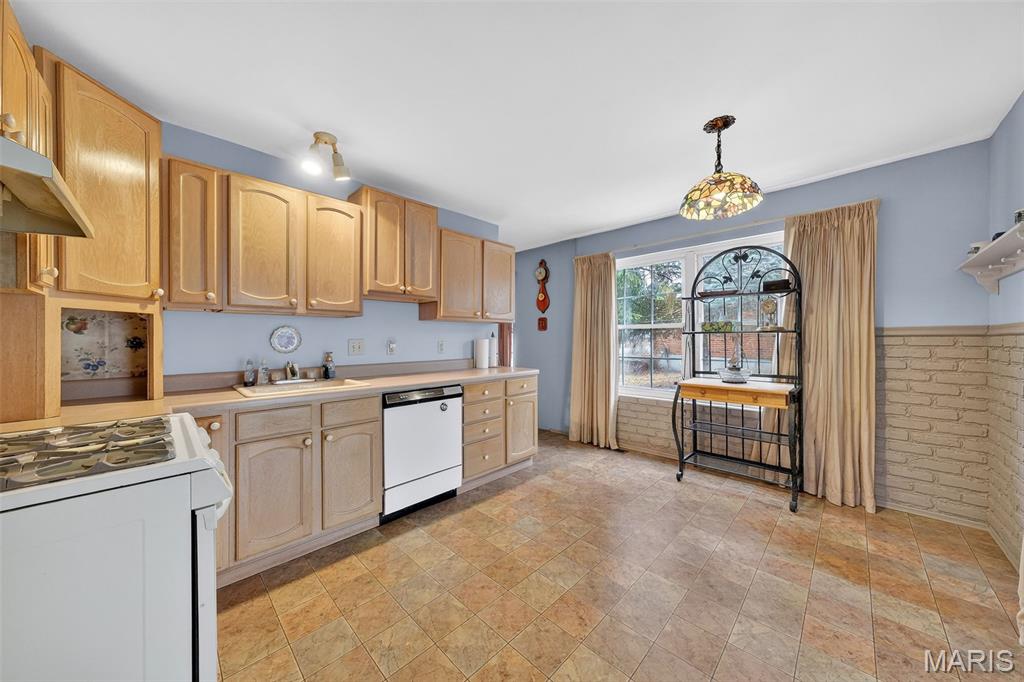 2590 Hackney Drive Florissant, MO 63033 - Photo 14 of 38