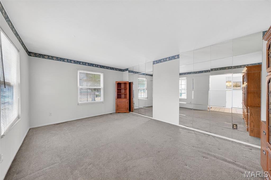 2590 Hackney Drive Florissant, MO 63033 - Photo 4 of 38