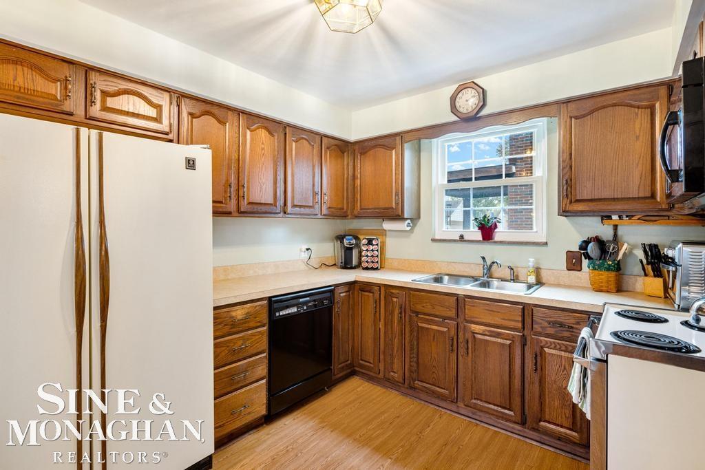 1694 Newcastle Road Grosse Pointe Woods, MI 48236 - Photo 9 of 41