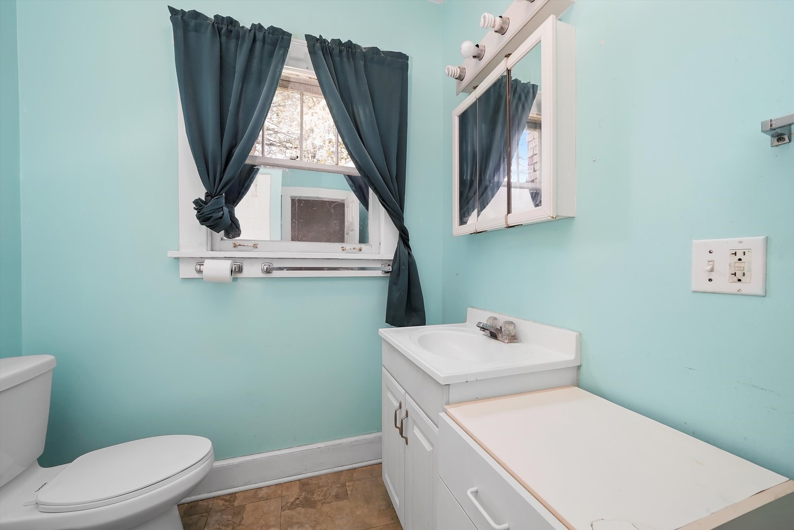 2405 North Club Road McHenry, IL 60051 - Photo 19 of 25 a bathroom with a toilet sink and mirror