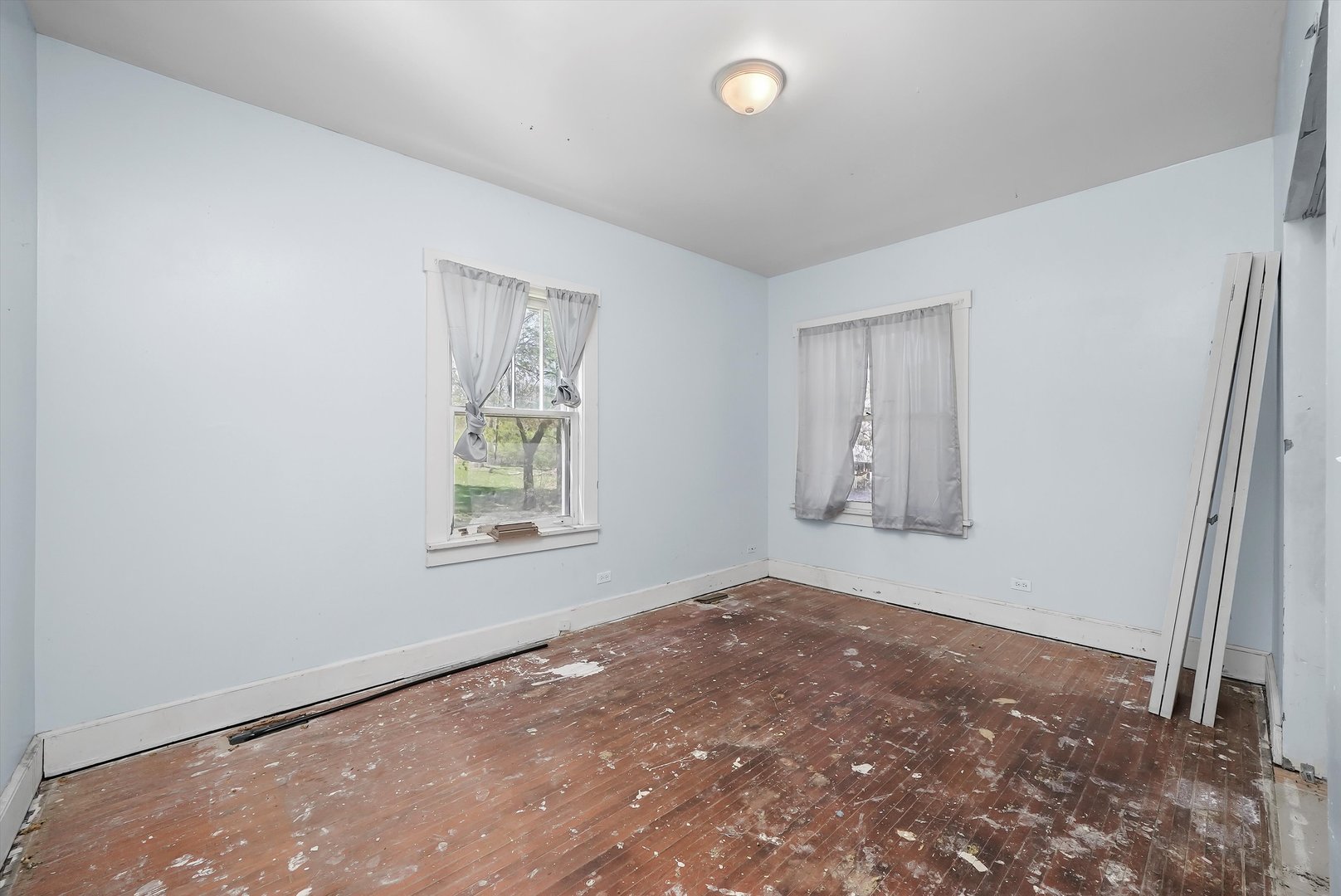 2405 North Club Road McHenry, IL 60051 - Photo 20 of 25 an empty room with windows