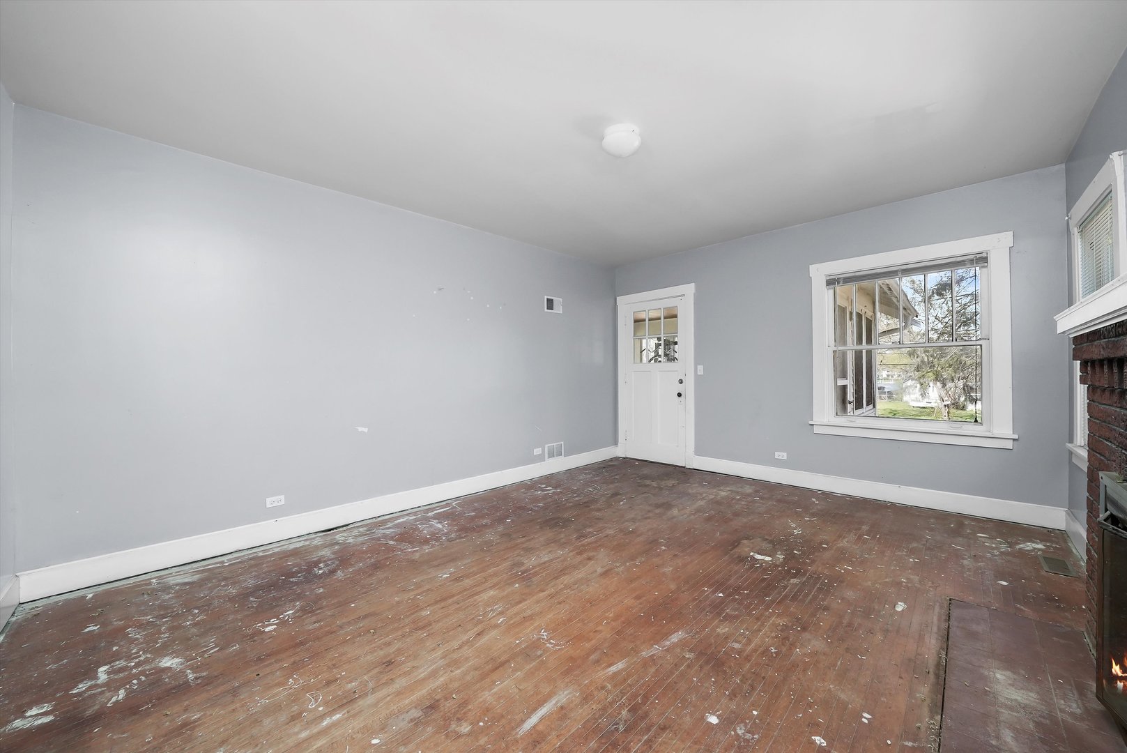 2405 North Club Road McHenry, IL 60051 - Photo 8 of 25 an empty room with windows