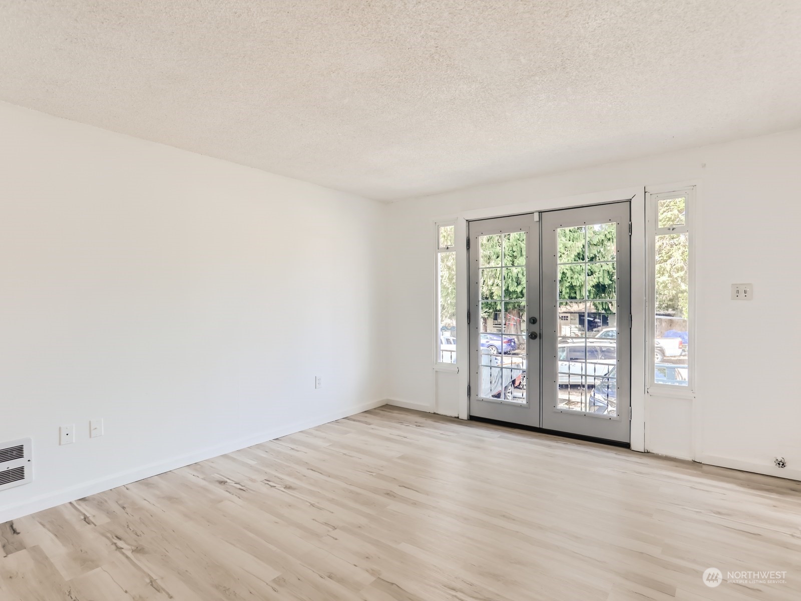 9211 3rd Place Southeast Everett, WA 98208 - Photo 10 of 20 an empty room with large window