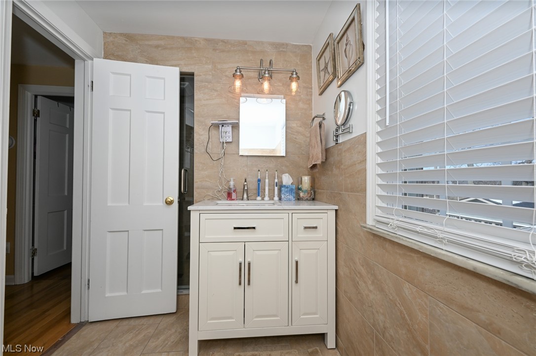 3913 Faversham Road Cleveland, OH 44118 - Photo 17 of 34 Bathroom Vanity