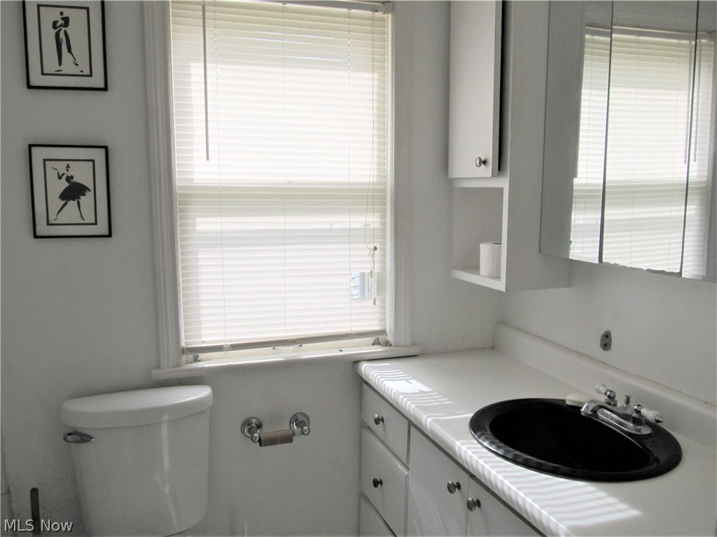 4920 Lander Road Chagrin Falls, OH 44022 - Photo 12 of 21 First Floor Bathroom
