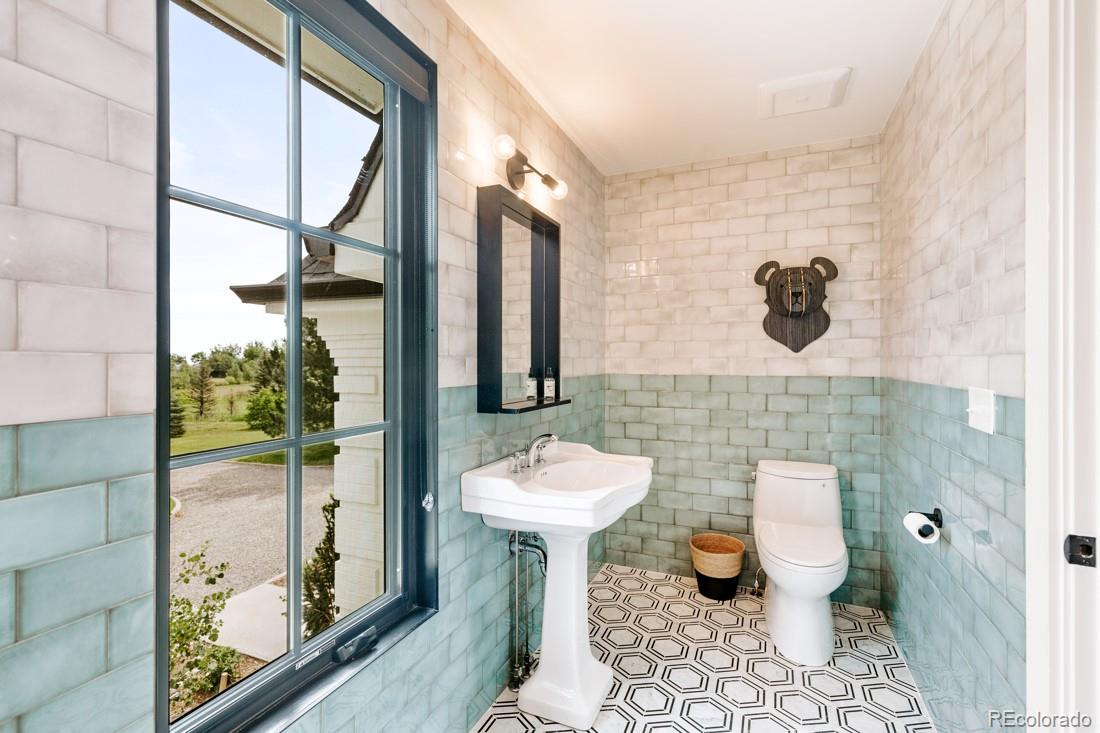 6122 Monarch Road Longmont, CO 80503 - Photo 28 of 40 a bathroom with a sink toilet and a mirror