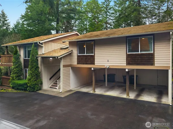 a view of a house with backyard