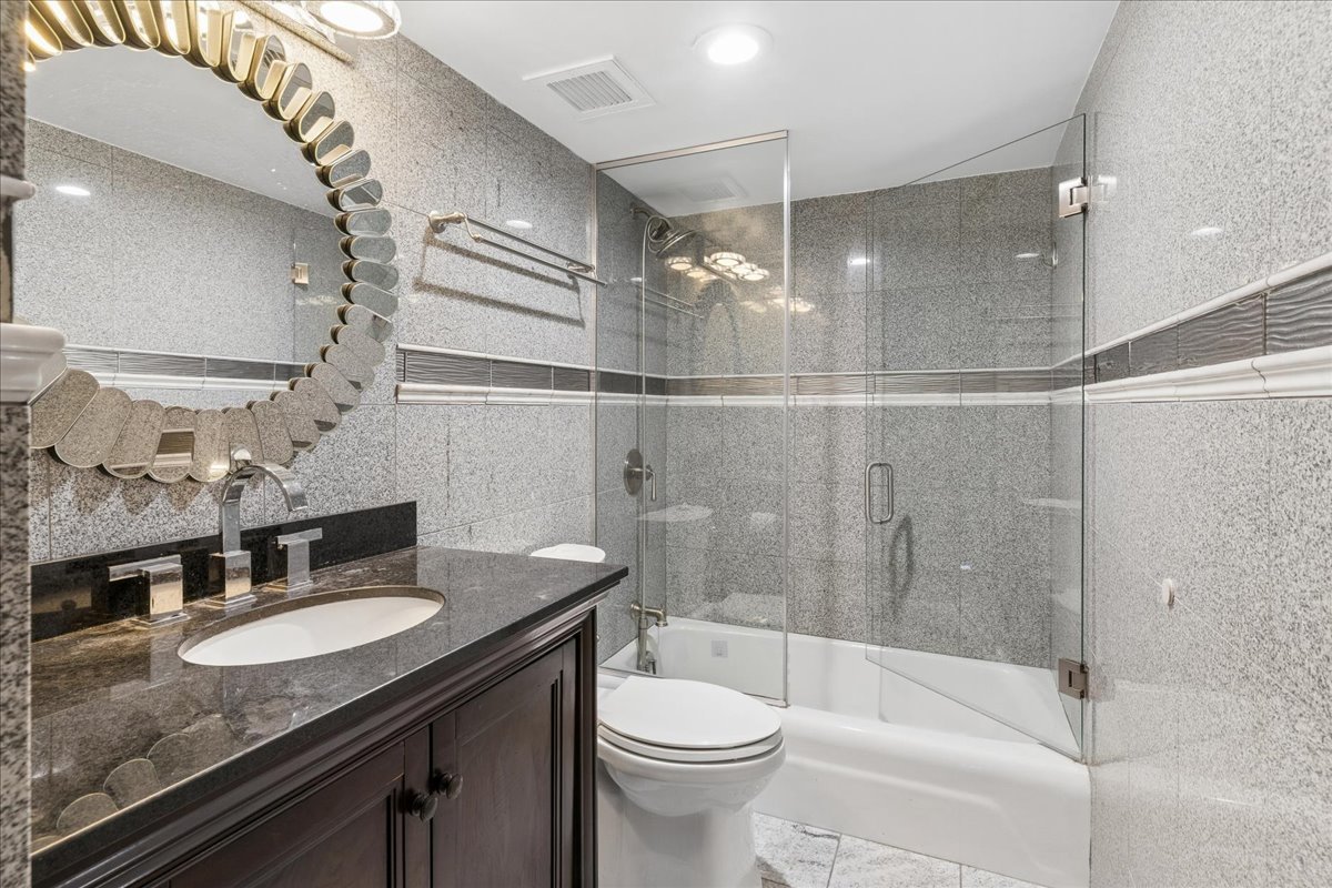 175 East Delaware Place, Unit 8304 Chicago, IL 60611 - Photo 15 of 26