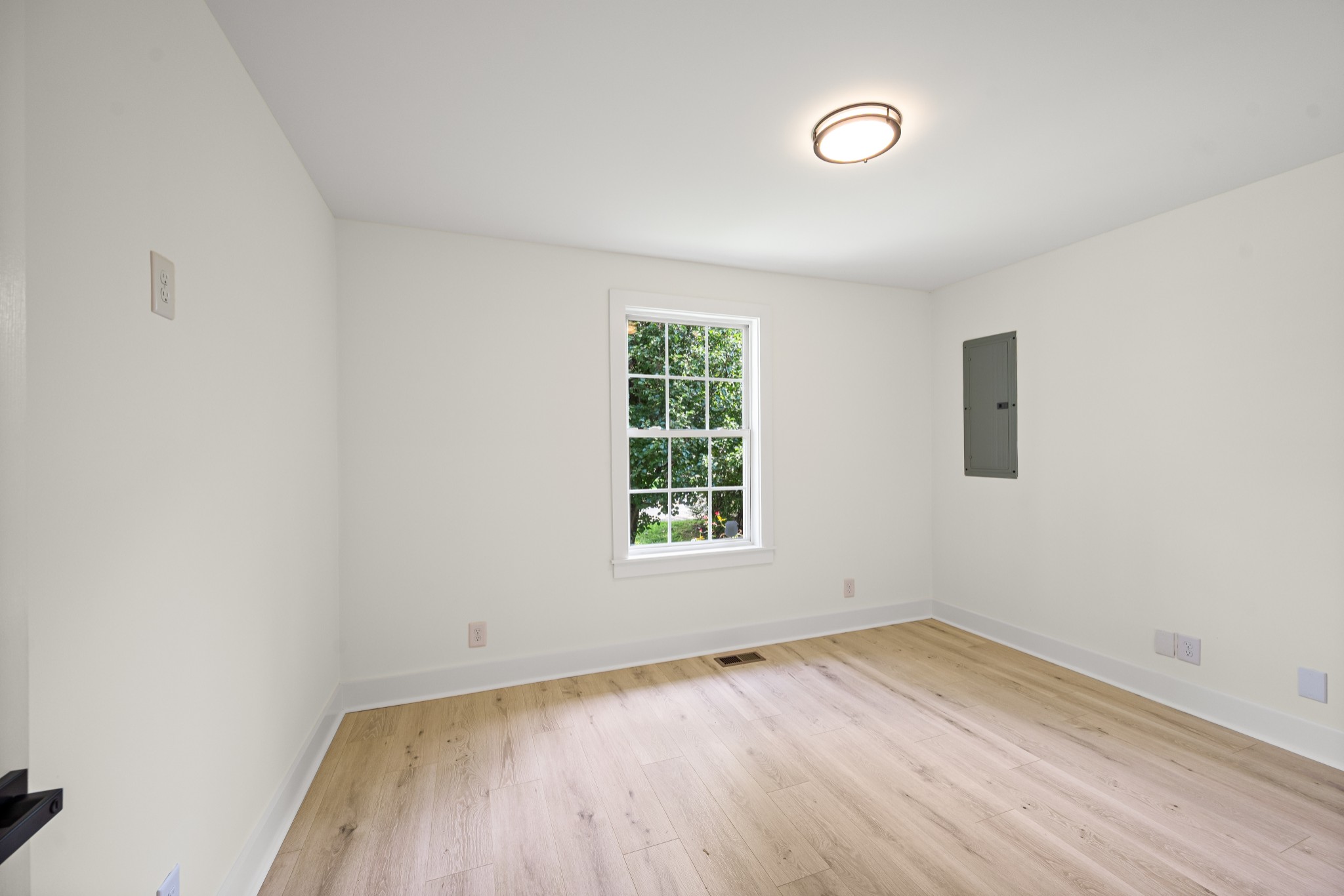 1815 3rd Avenue North Nashville, TN 37208 - Photo 18 of 44 an empty room with a window