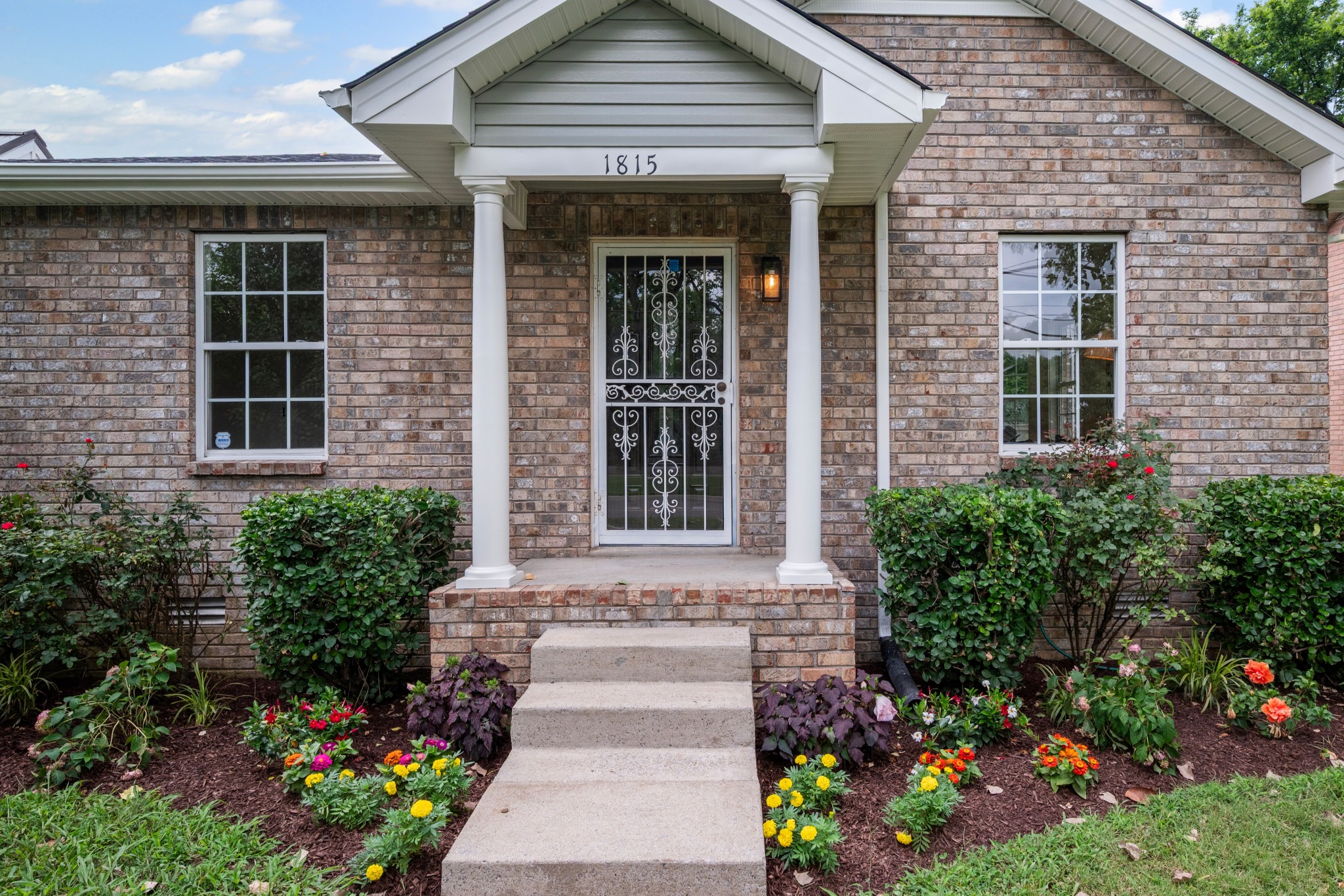 1815 3rd Avenue North Nashville, TN 37208 - Photo 42 of 44 a front view of a house with a garden