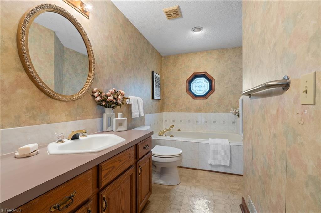 4875 Hampton Road Clemmons, NC 27012 - Photo 20 of 32 Hall bath