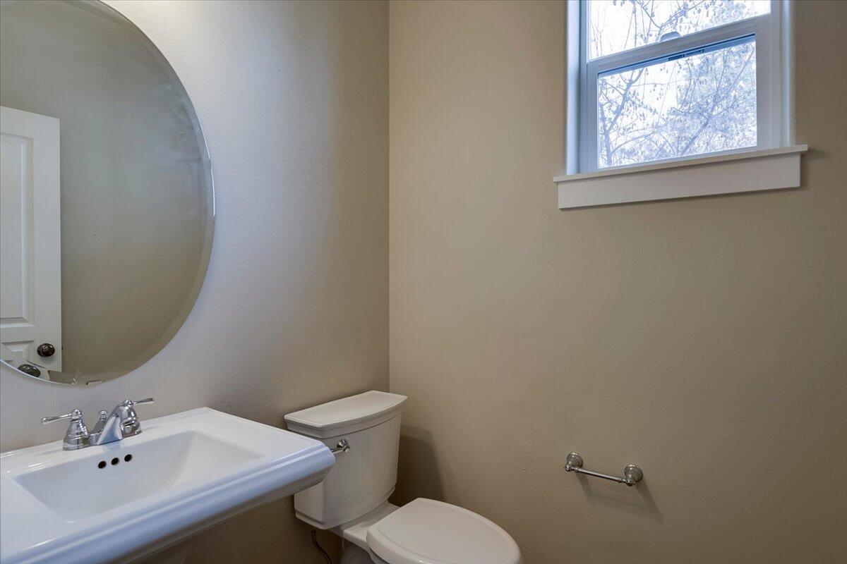 20370 Murphy Road Bend, OR 97702 - Photo 10 of 33 Downstairs Powder Room
